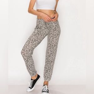 NWOT‎ leopard Print Lightweight Sweatpants